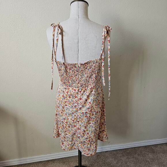 Floral Smocked mini dress Large - Picture 3 of 7